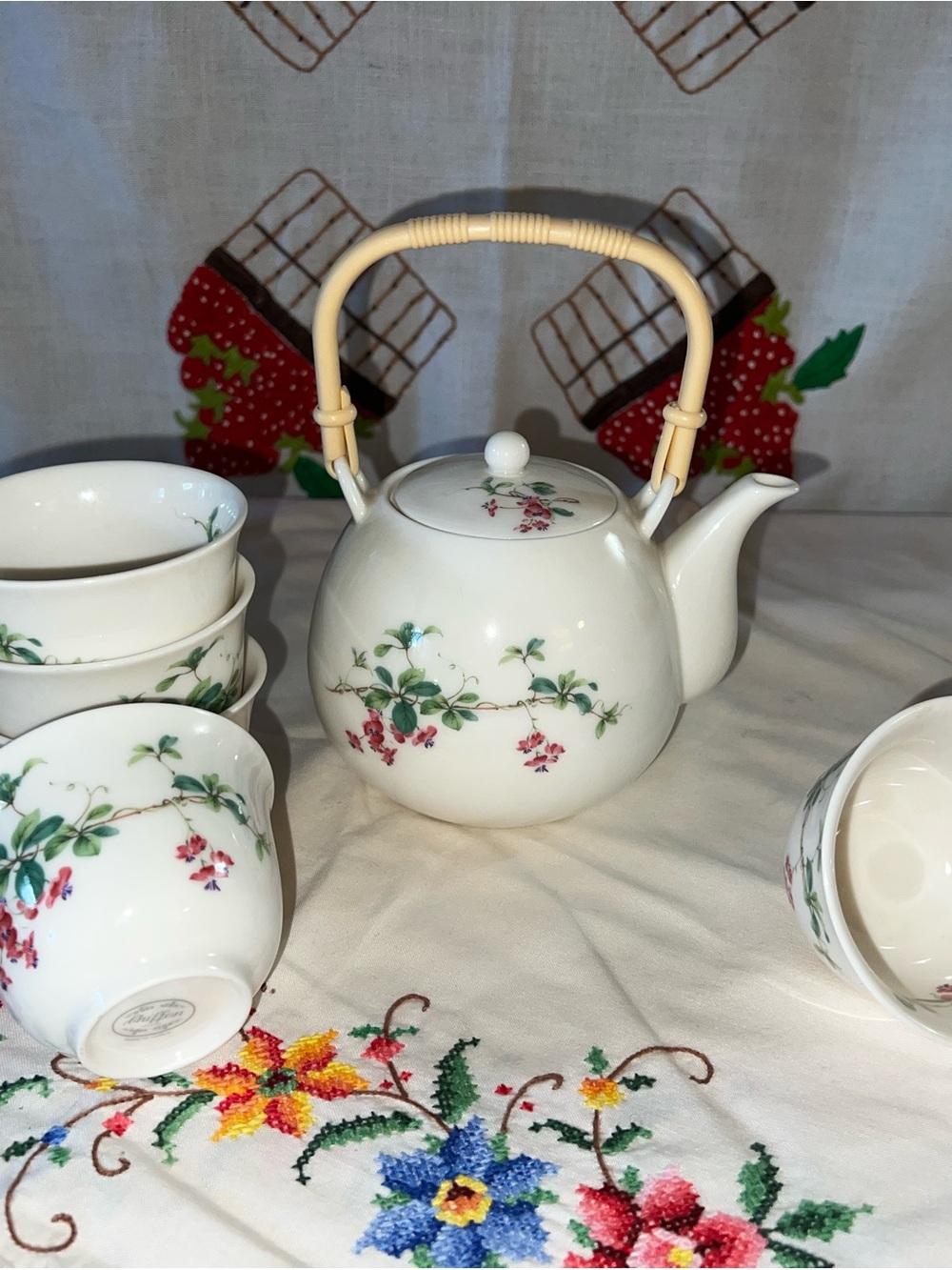Chiffan JP. Lucien Porcelain Teapot/Sake Cup Set with Pink Floral Accents